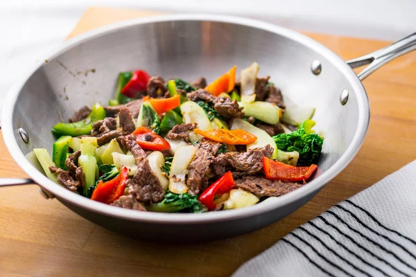 Carne de vită se amestecă prăjit într-un wok — Fotografie, imagine de stoc