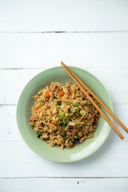 kızarmış pilav yemek çubukları ile