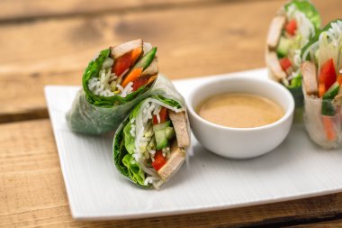 Vietnamca Spring Rolls fıstık sos ile