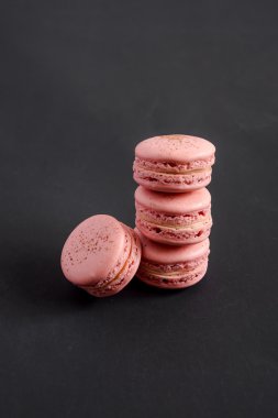 Pembe macarons küme içinde yığılmış