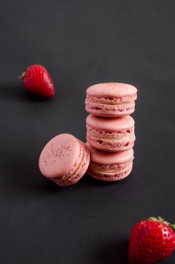 Çilek macaron yığını