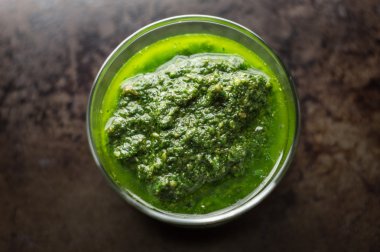 İtalyan pesto sos yukarıdan izlendi