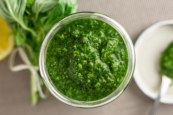 Pesto 소스 상단 보기 닫기 — 스톡 사진