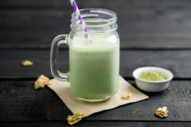 Matcha yeşil çay smoothie