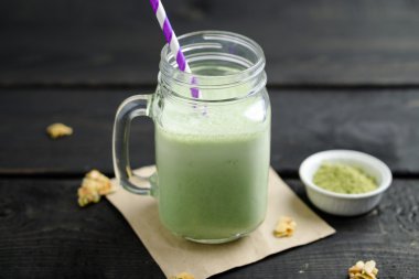 Yeşil matcha güler yüzlü