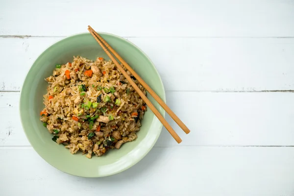 Tilikan Atas Nasi Goreng di Latar Belakang Putih . — Stok Foto