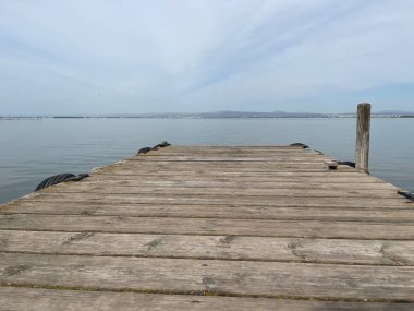 Suyun yanında ahşap bir iskele.