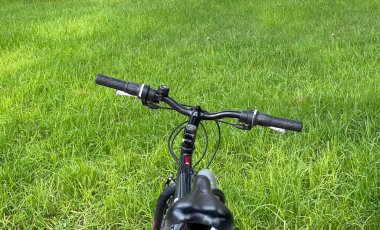 Yeşil çimlerin üzerine park edilmiş bisiklet