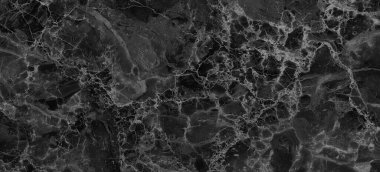 Siyah mermer taş yapısı, doğal arkaplan.