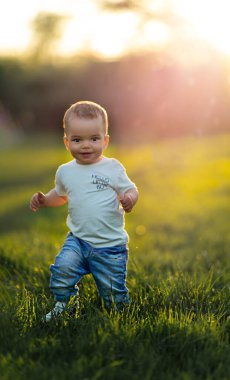 Küçük çocuk doğada yürüyor, ilk adımlar