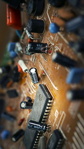 茶色のマイクロ回路の垂直写真、コンピュータ技術の概念 — ストック写真