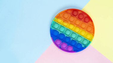 Basit Dimple dokunuşu çok renkli oyuncak yukarıdan renkli bir arka plan görünümünde daire şeklinde