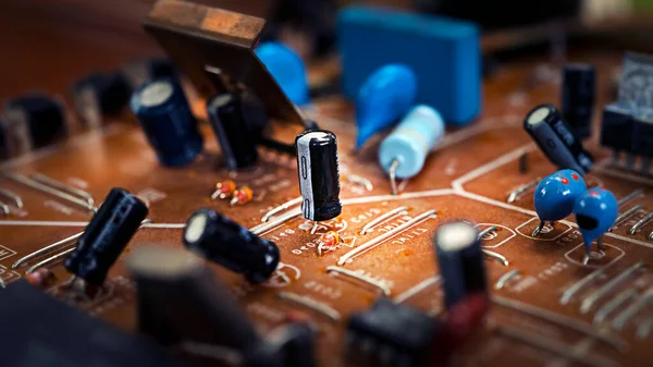 古い壊れた茶色のマイクロ回路のクローズアップ、古い技術 — ストック写真