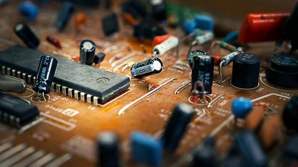 Old broken brown microcircuit close-up, old technology — Stock Photo, Image