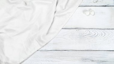 Kopya alanı olan beyaz ahşap zemin üzerinde beyaz ipek kumaş