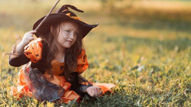 Küçük cadı kız Cadılar Bayramı 'nda sihirli değnek yapıyor..