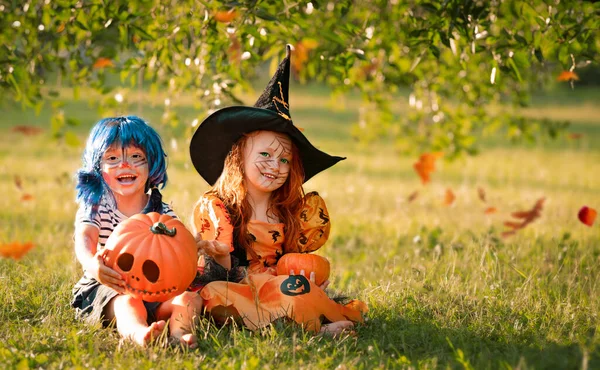 Niño y niña en trajes de carnaval celebran Halloween Imagen De Stock