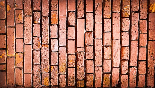 Textura velha Parede de tijolo dilapidada vermelha com rachaduras. — Fotografia de Stock