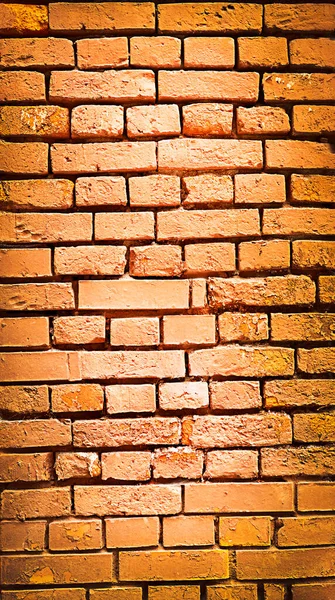 Parede de tijolo dilapidado vermelho com rachaduras. Foto vertical — Fotografia de Stock