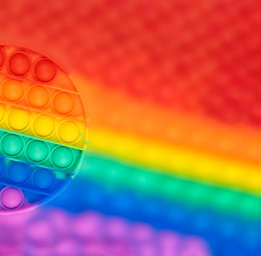 Renkli gökkuşağı dokunmatik oyuncağı. Arkaplanı aç.