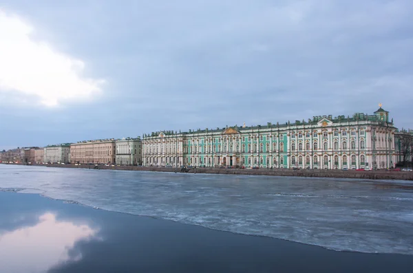 Hermitage ve Neva Nehri