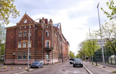 VYBORG, RUSSIA - 15 Mayıs 2021: Yağmurlu bir günün ardından Vyborg 'da Suvorov Bulvarı' ndaki evin sokak manzarası.