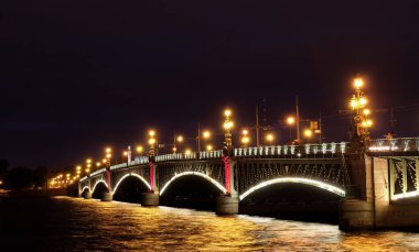 Gece Saint Petersburg Köprüsü