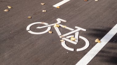 SAINT PETERSBURG, RUSSIA - 17 Ekim 2020: Güneşli bir günde Saint Petersburg, Kupchino 'da yeni bir asfalt bisiklet yolu