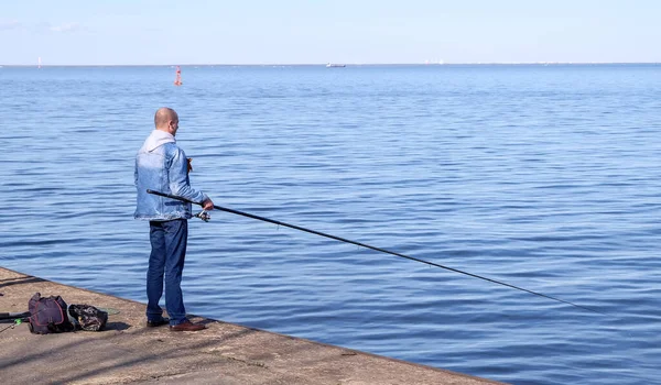 Lomonosov Rusia Mayo 2021 Hombre Traje Vaquero Pesca Desde Banquillo —  Fotos de Stock