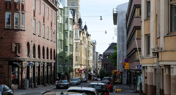HELSINKI, FINLAND - 27 Mayıs 2018: İnsansız Kalevankatu Caddesi ve Helsinki şehir merkezinde park edilmiş arabalar