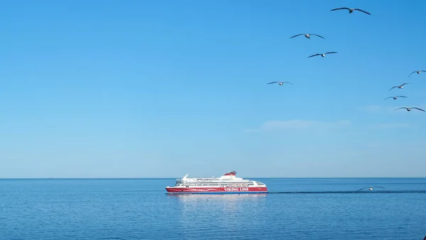HELSINKI, FINLAND - 27 Mayıs 2018: Güneşli bir günde Stockholm 'den Helsinki' ye giden beyaz ve kırmızı Viking feribotu.