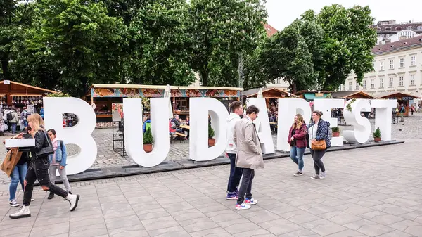 BUDAPEST, HUNGARY - 27 Nisan 2019: İnsanlar Budapeşte 'deki büyük harflerin arasında yürüyorlar.
