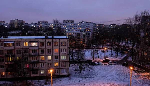 SAINT PETERSBURG, RUSSIA - 15 ARALIK 2020: Alacakaranlık erken saatlerde Kupchino bölgesinde bir yatak odası topluluğu. Beş katlı binaların ve pencereleri açık olan dokuz katlı binaların manzarası..