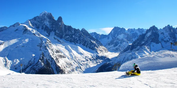 Montanhas. Alpes. Snowboarder — Fotografia de Stock