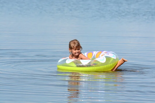 Tjej badar i havet med en cirkel — Stockfoto