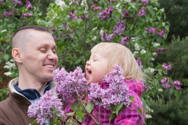 Baba ve bebek bahçede