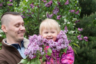 Baba ve bebek bahçede