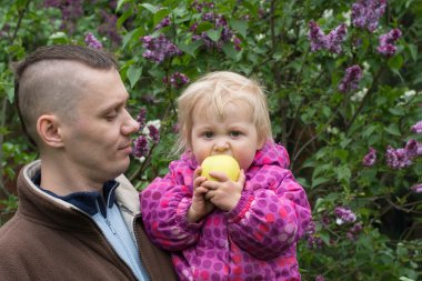 Baba ve bebek bahçede