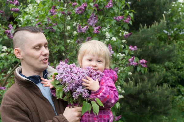 Baba ve bebek bahçede