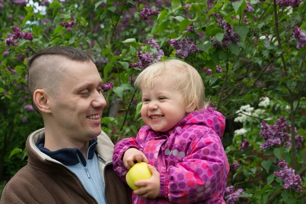 Baba ve bebek bahçede