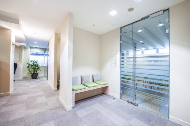 Parlak modern ofis boş koridorda