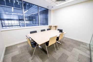 Boş küçük toplantı salonu. Parlak modern iç. Cam duvarlar