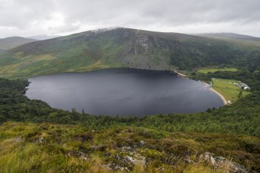 Loch Tay İrlanda, Wicklow park gölde. Bulutlu hava