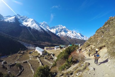 Dağ Vadisi güneş ışığı altında Nepal