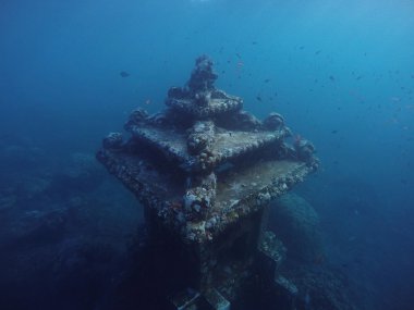 Su mavi denizin altında taş hindu Tapınağı