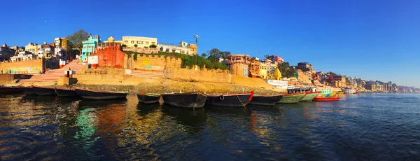 Manhã Varanasi cidade panorama por Ganges, Índia — Fotografia de Stock