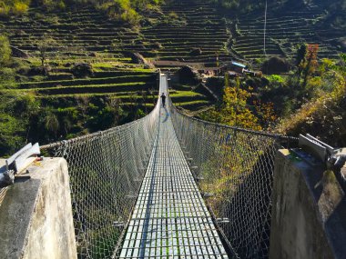 İki dağ, Nepal arasında uçurum yukarıda modern asma köprü