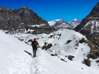 Annapurna merkez kampa hiking trekker Himalaya dağlarında