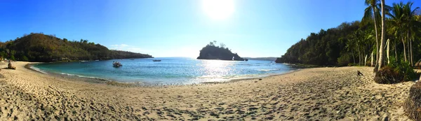 Panorama der kristallklaren bucht strand, insel nusa penida, indonesien — Stockfoto