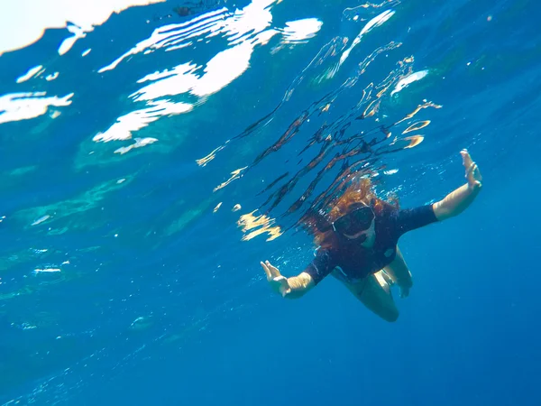 Mulher de fato de banho preto snorkeling em máscara — Fotografia de Stock